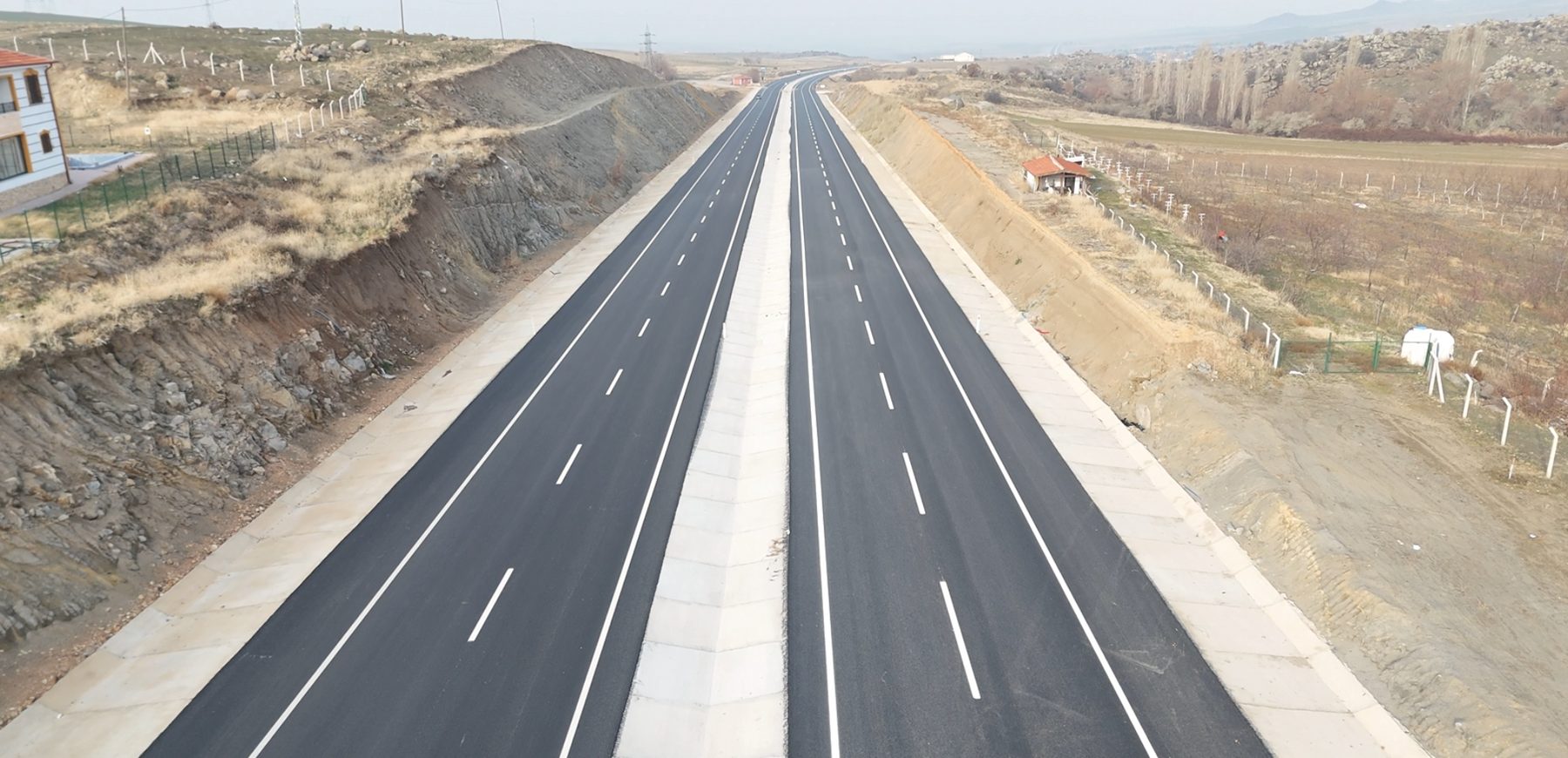 Karayolları 5 (Mersin) Bölge Müdürlüğü Dahilindeki Muhtelif Yollarda Beton Otokorkuluk yapılması yapım işi önizleme